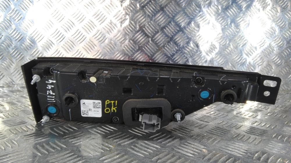 Фонарь крышки багажника правый к Jeep Grand Cherokee WL (21-24)