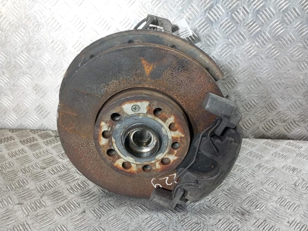 Кулак поворотный правый к Volkswagen Golf 6 (08-15)