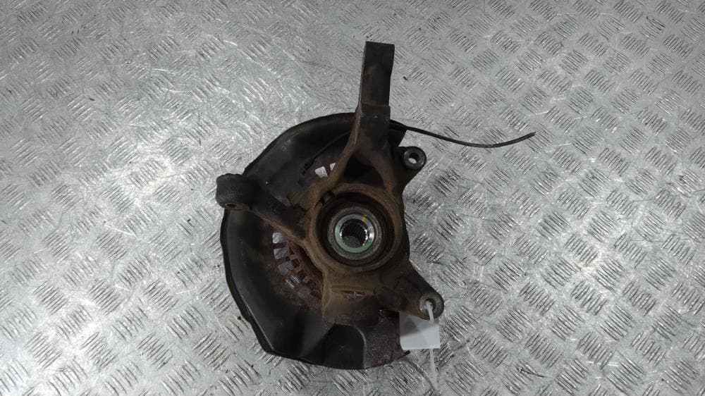 Кулак поворотный левый к Toyota Voxy R60 (01-07)