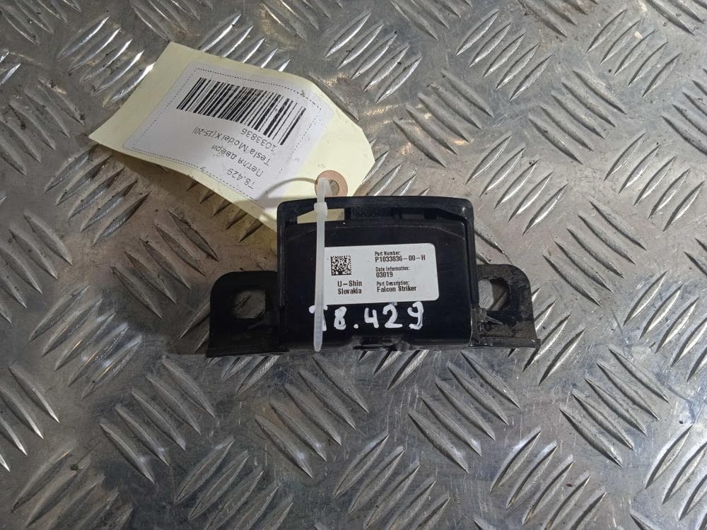 Петля двери  к Tesla Model X (15-21)