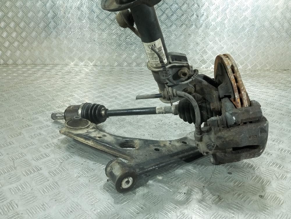 Стойка передняя левая к Opel Corsa D (06-11)
