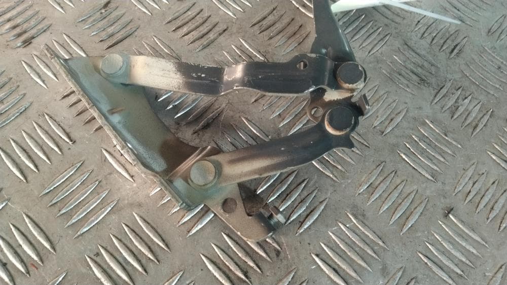 Петля капота левая к Volkswagen Golf 5 (03-09)