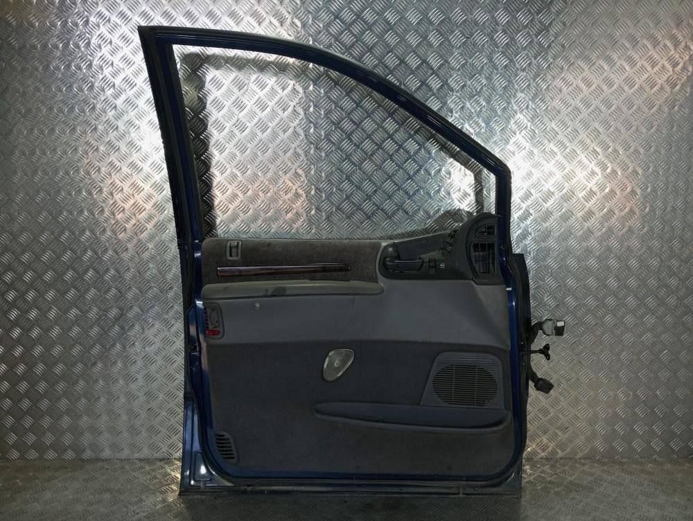 Дверь передняя левая к Chrysler Voyager 3 (95-01)
