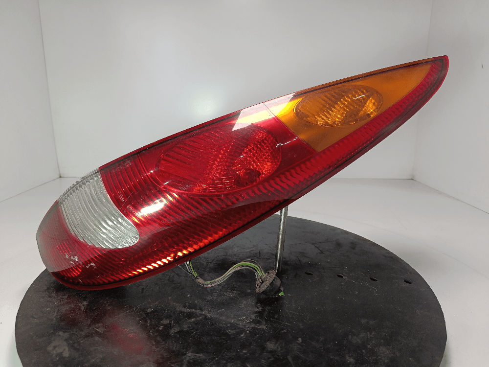 Фонарь задний правый к Nissan  Almera Tino (00-06)