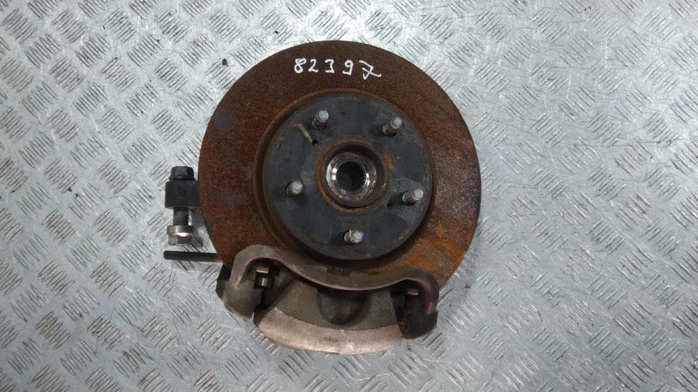 Кулак поворотный левый к Toyota Voxy R70 (07-10)