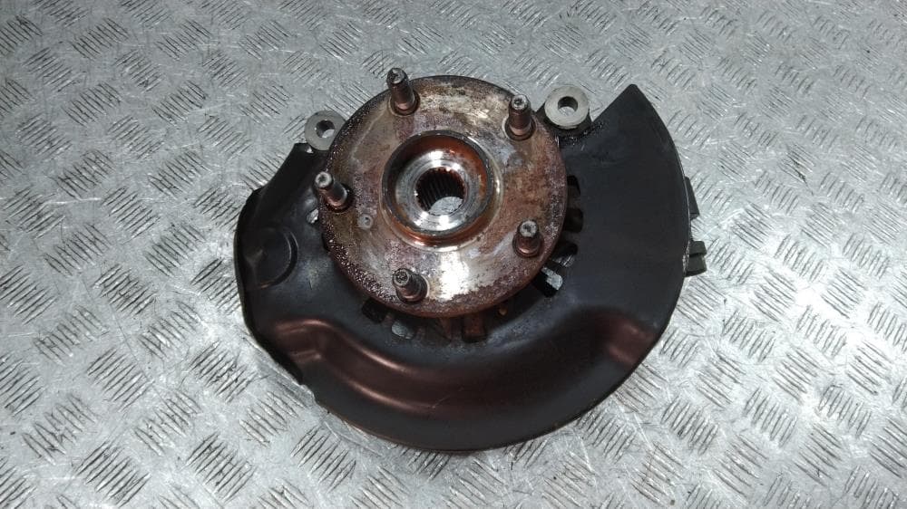 Кулак поворотный левый к Toyota Voxy R70 (07-10)