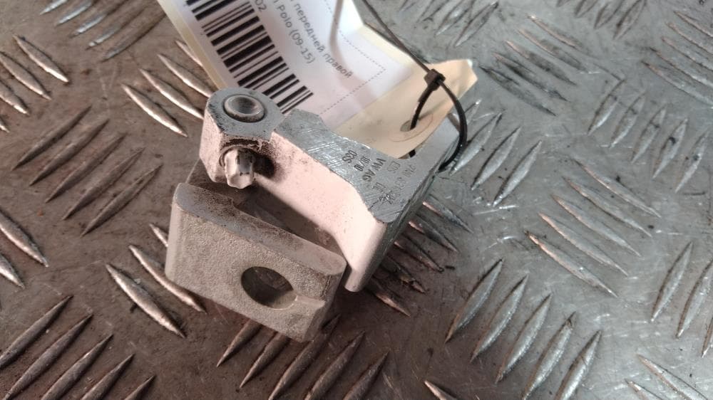 Петля двери передней правой к Volkswagen Polo 5 (09-15)