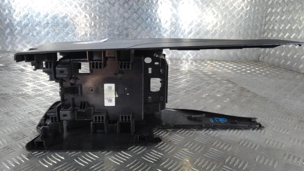 Подлокотник к Volvo V70 3 (07-13)