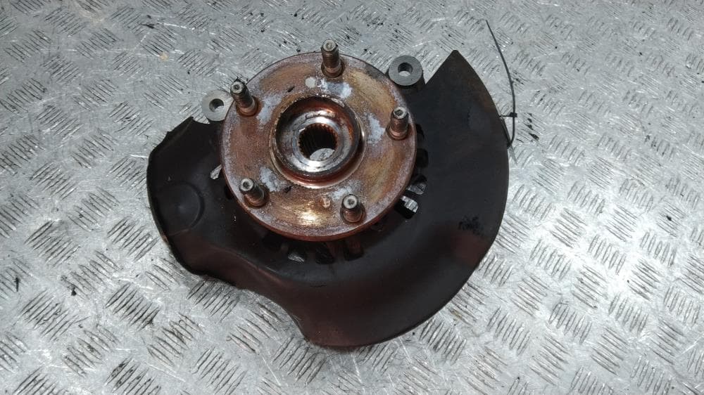 Кулак поворотный левый к Toyota Voxy R70 (07-10)