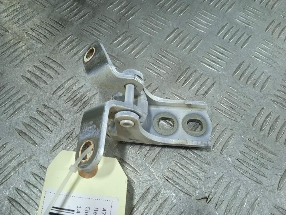 Петля двери передней левой к Chevrolet Volt 1 (10-15)