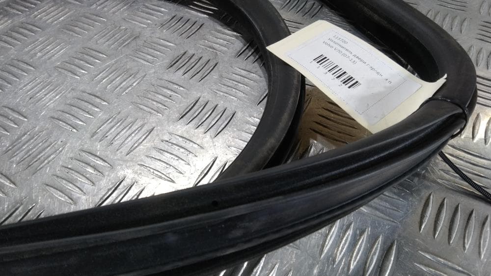 Уплотнитель двери передней правой к Volvo V70 3 (07-13)