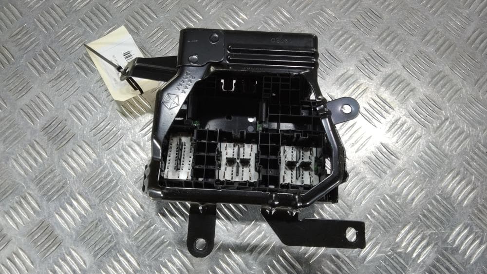 Блок предохранителей к Jeep Grand Cherokee WL (21-24)