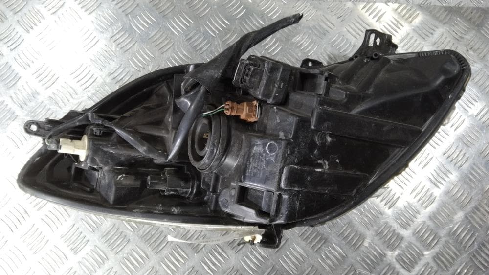 Фара левая к Toyota Yaris 2 (05-09)