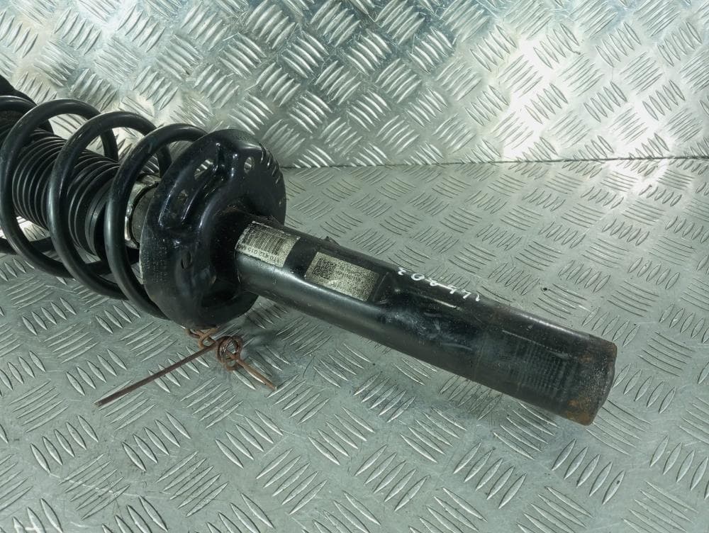 Стойка передняя правая к Volkswagen Golf 5 (03-09)