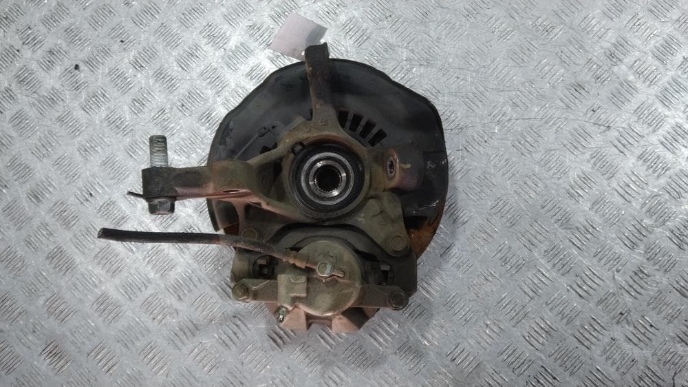Кулак поворотный правый к Toyota Voxy R70 (07-10)