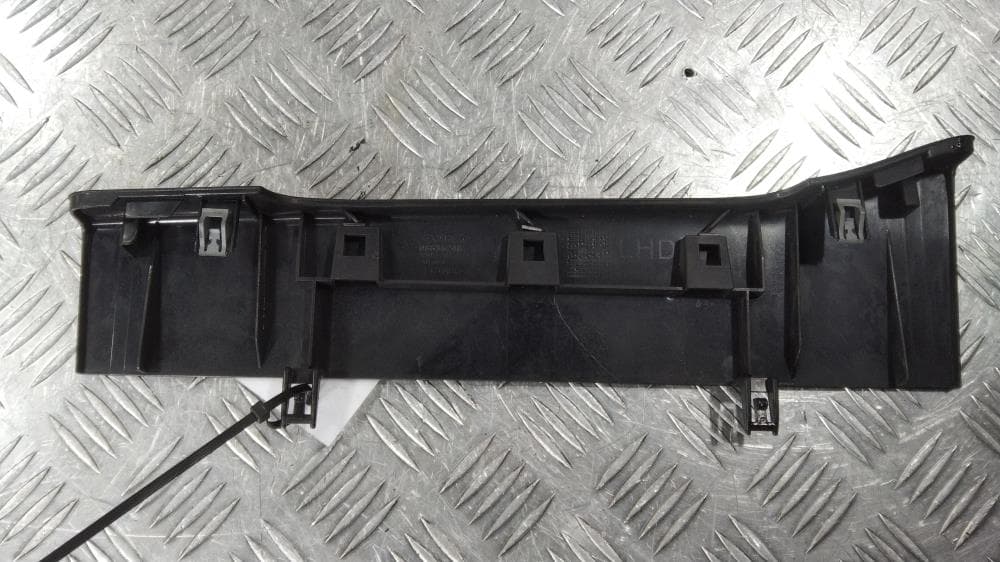 Накладка декоративная на торпедо к Volvo V70 3 (07-13)
