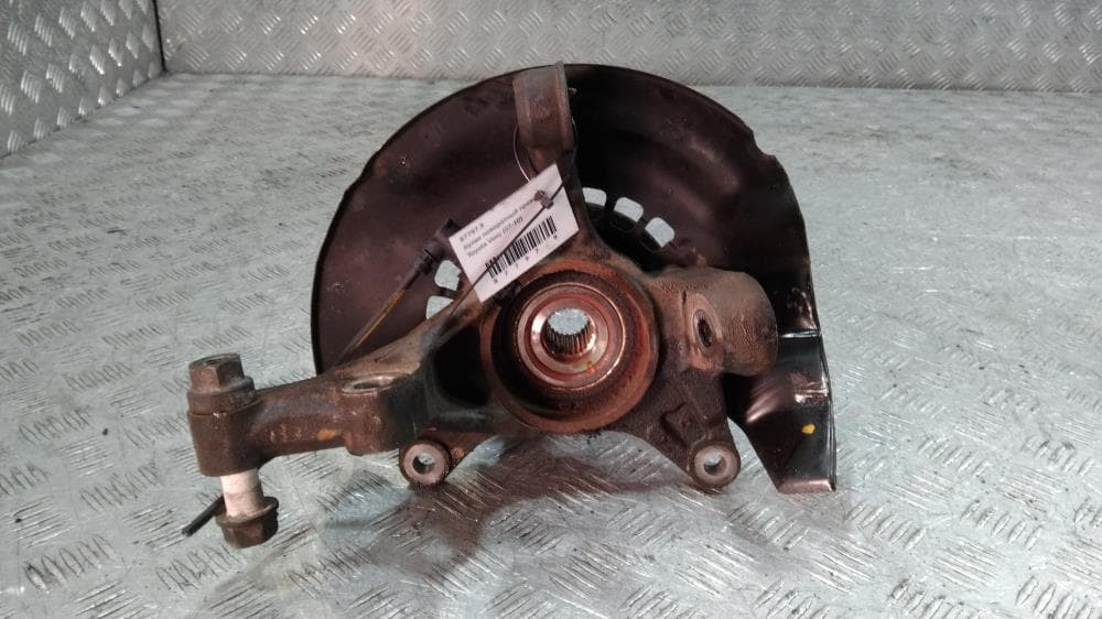 Кулак поворотный правый к Toyota Voxy R70 (07-10)
