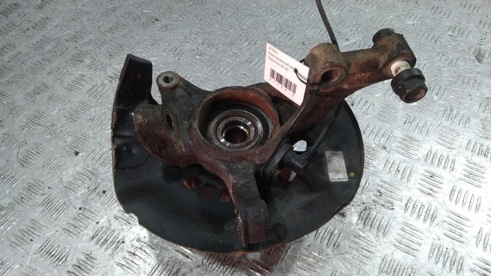 Кулак поворотный правый к Toyota Voxy R70 (07-10)