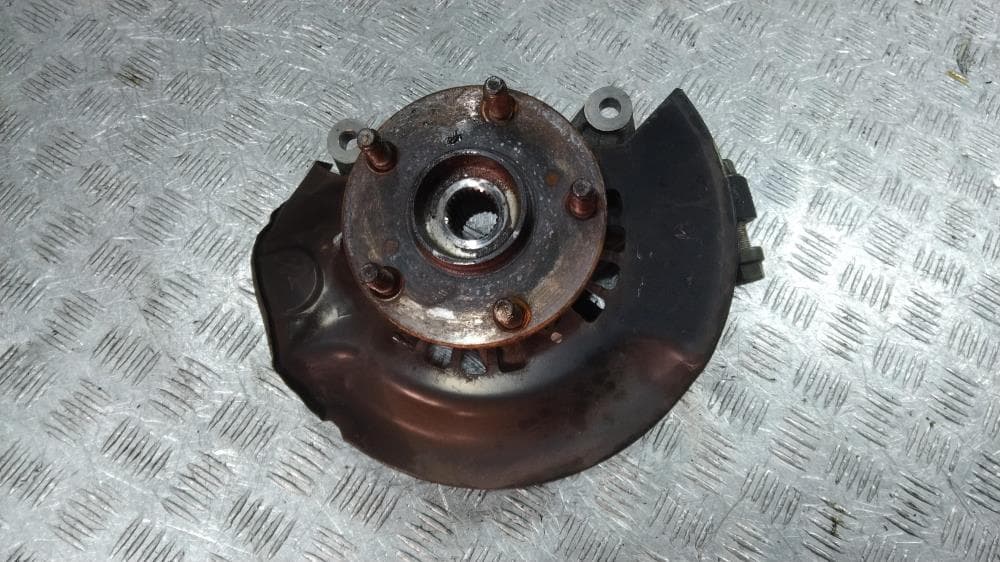 Кулак поворотный левый к Toyota Voxy R70 (07-10)