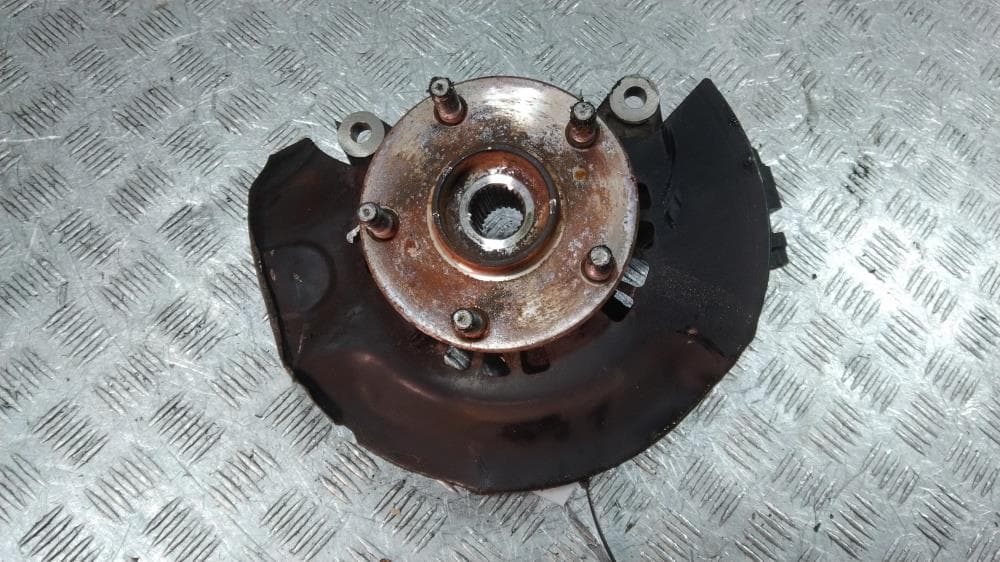 Кулак поворотный левый к Toyota Voxy R70 (07-10)