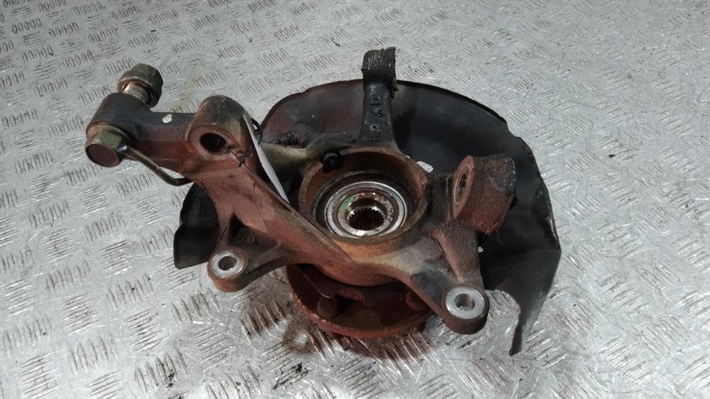 Кулак поворотный правый к Toyota Voxy R70 (07-10)