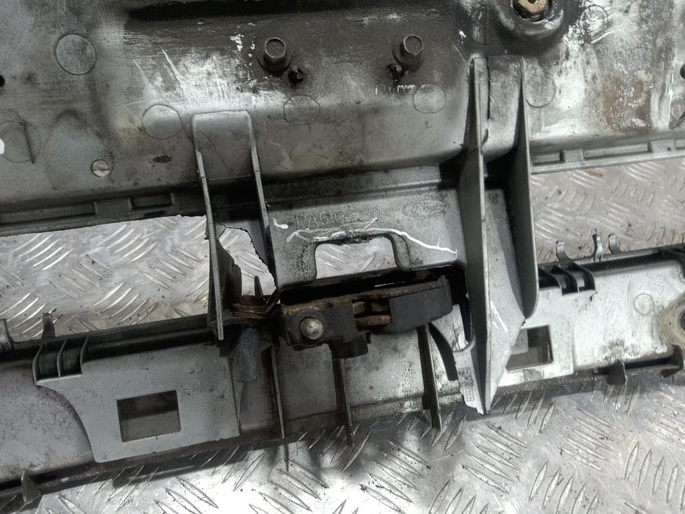Передняя панель крепления облицовки (телевизор) к Ford Focus 1 (98-01)