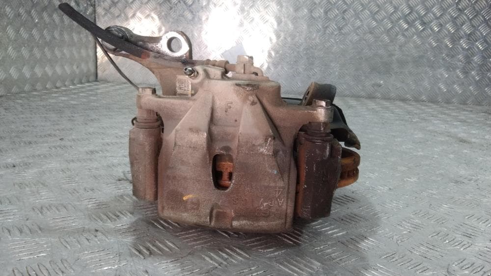 Кулак поворотный правый к Toyota Voxy R70 (07-10)