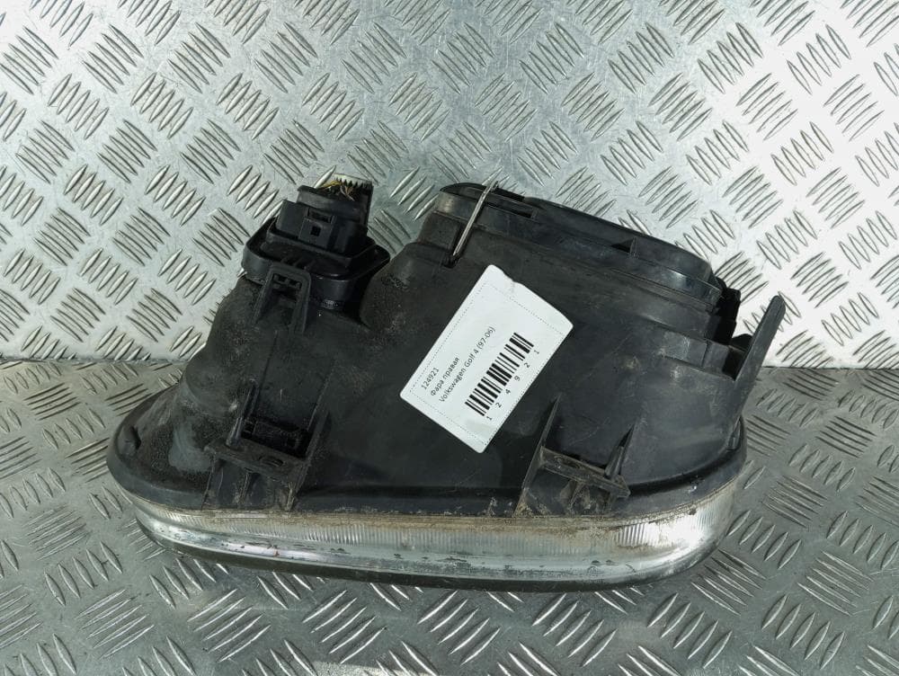 Фара правая к Volkswagen Golf 4 (97-06)