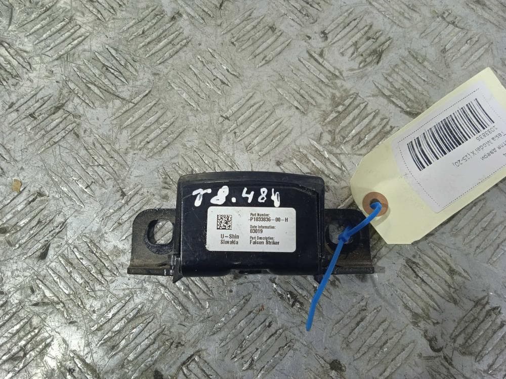 Петля двери  к Tesla Model X (15-21)