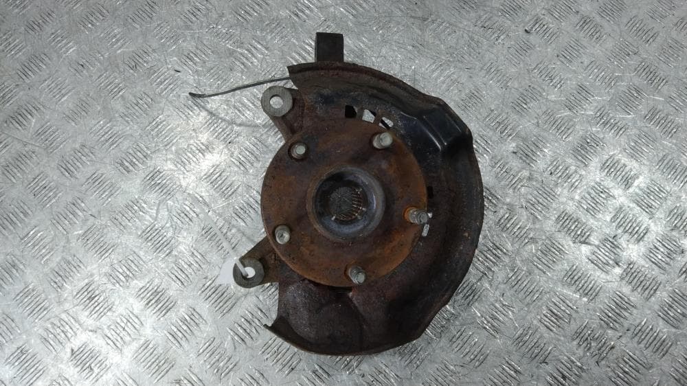 Кулак поворотный левый к Toyota Voxy R60 (01-07)