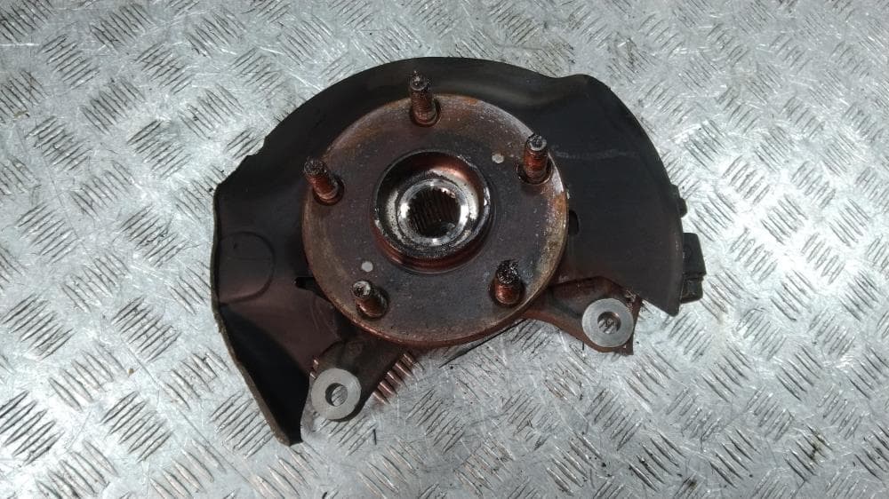 Кулак поворотный правый к Toyota Voxy R70 (07-10)