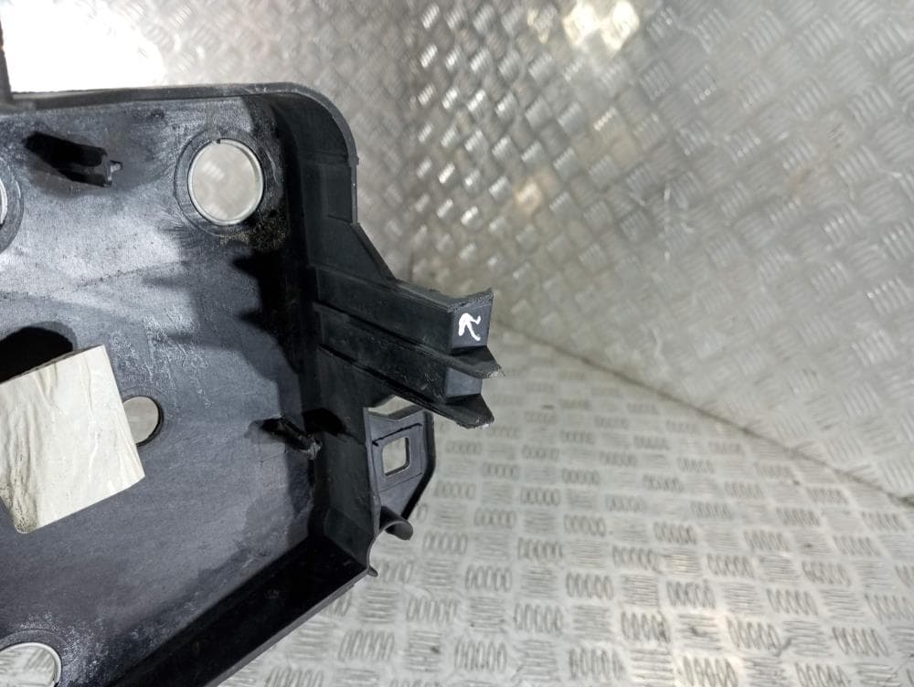 Передняя панель крепления облицовки (телевизор) к Renault Scenic 3 (09-12)