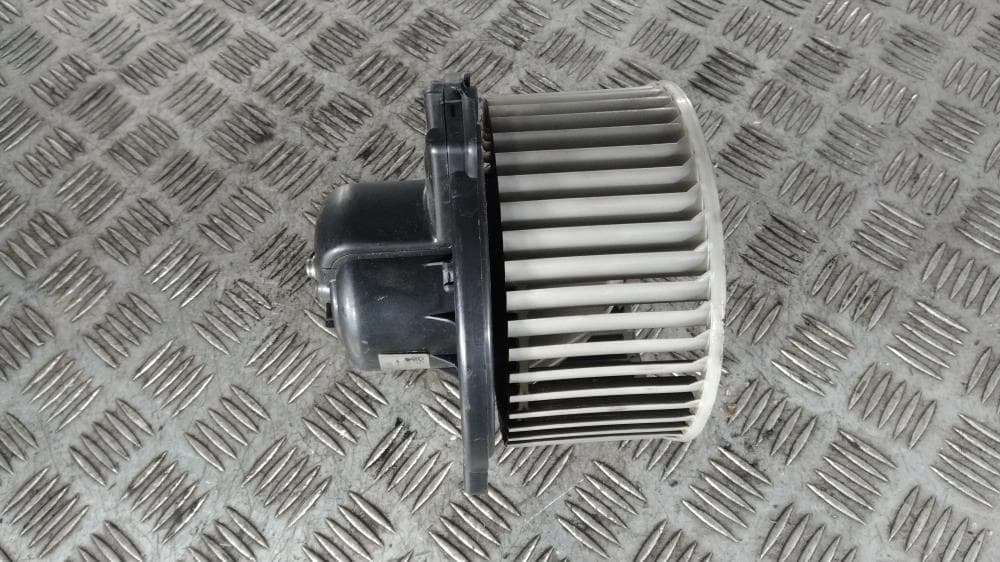 Моторчик печки к Mitsubishi Carisma (95-99)