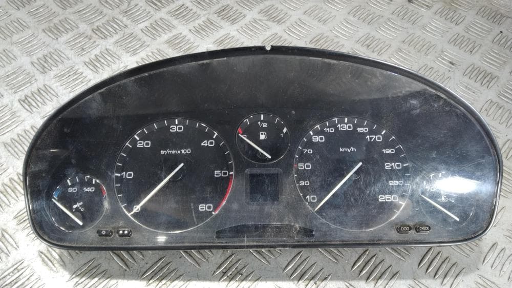 Щиток приборов (приборная панель) к Peugeot 607 (00-04)