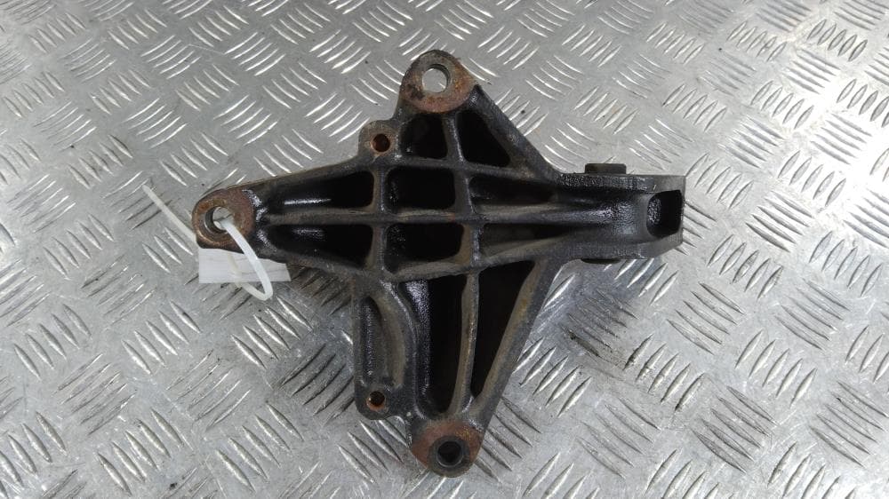 Кронштейн полуоси к Citroen C4 1 (04-08)