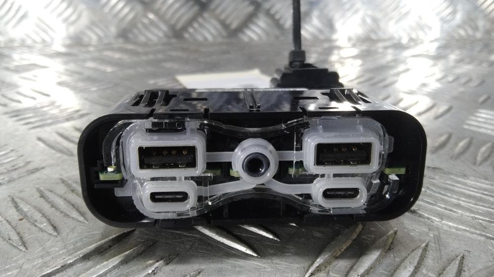 Разъем AUX / USB к Jeep Grand Cherokee WL (21-24)