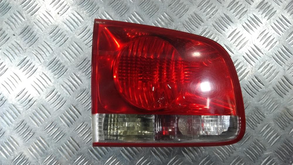 Фонарь крышки багажника левый к Volkswagen Touareg 1 (02-07)