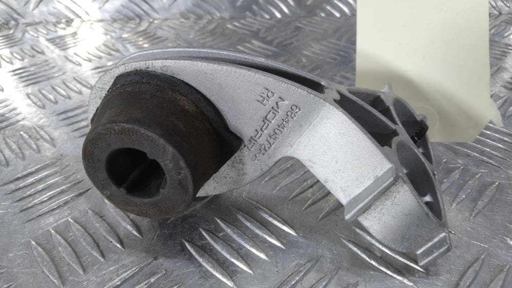 Кронштейн глушителя к Jeep Grand Cherokee WL (21-24)