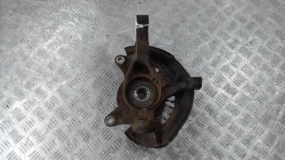 Кулак поворотный правый к Toyota Voxy R60 (01-07)