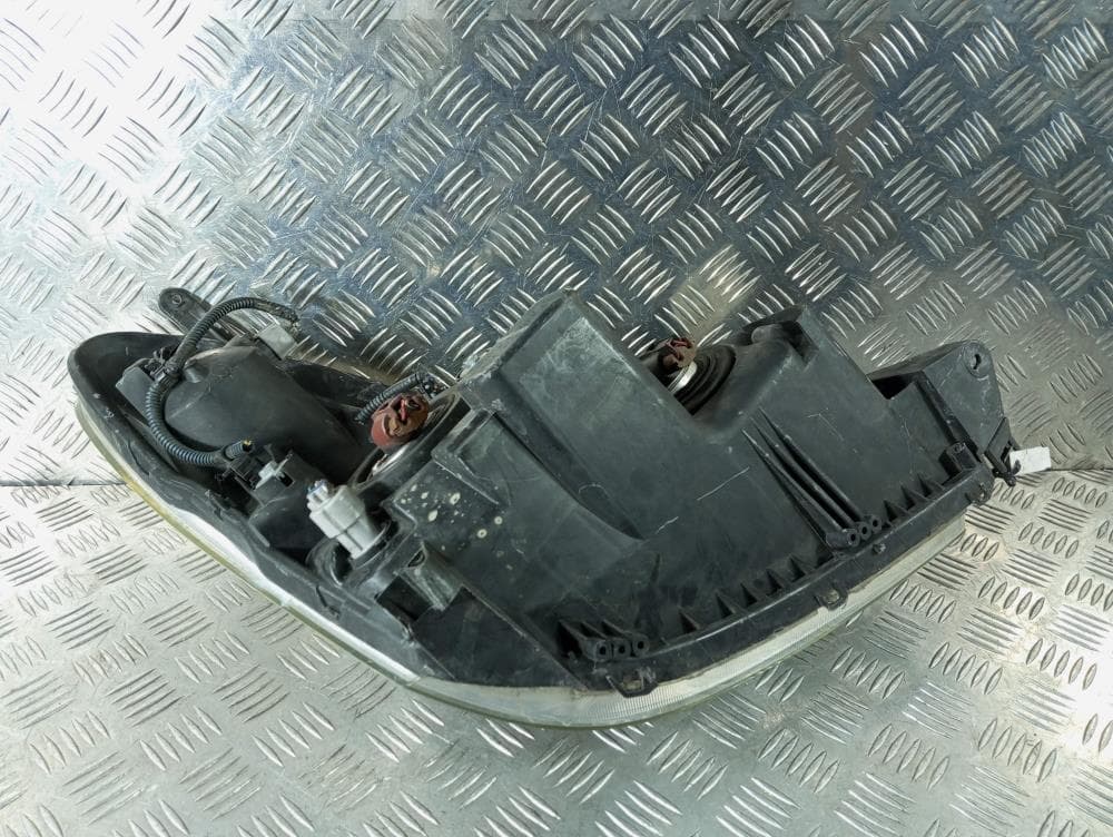 Фара левая к Toyota Corolla Verso 2 (01-06)
