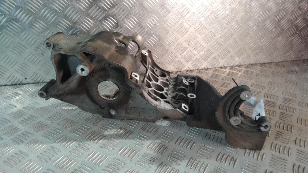 Кронштейн компрессора кондиционера к Chrysler Voyager 4 (01-04)