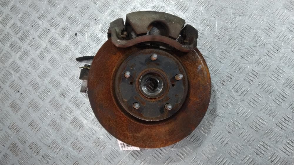 Кулак поворотный правый к Toyota Voxy R70 (07-10)