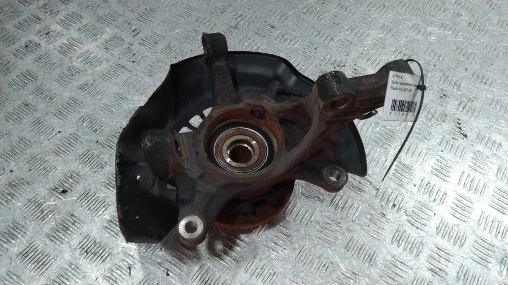 Кулак поворотный левый к Toyota Voxy R70 (07-10)