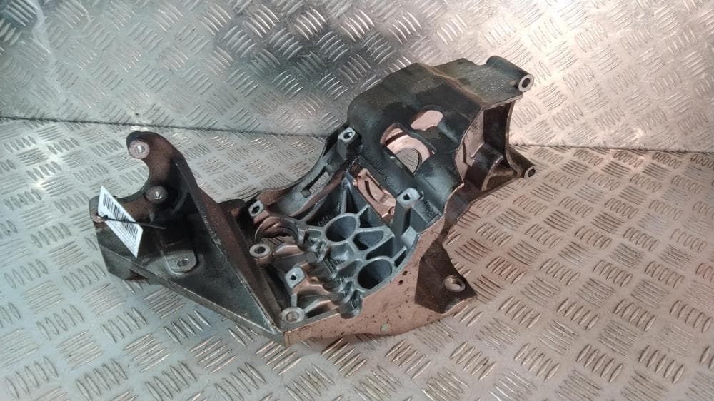 Кронштейн компрессора кондиционера к Chrysler Voyager 4 (01-04)